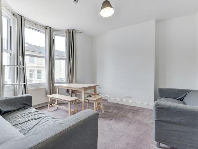 8 bedroom house to rent