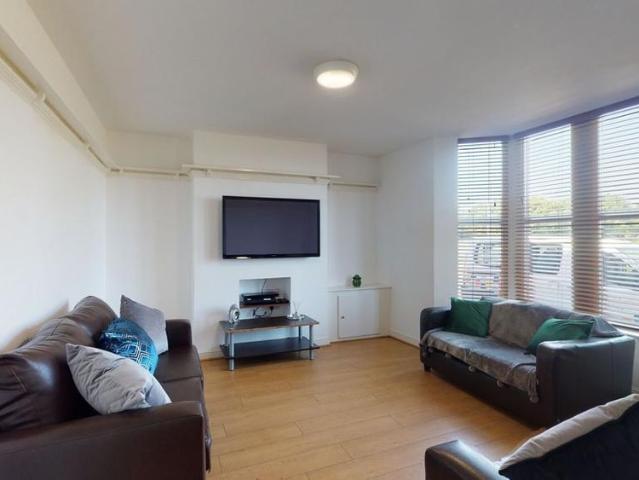 8 bedroom house to rent