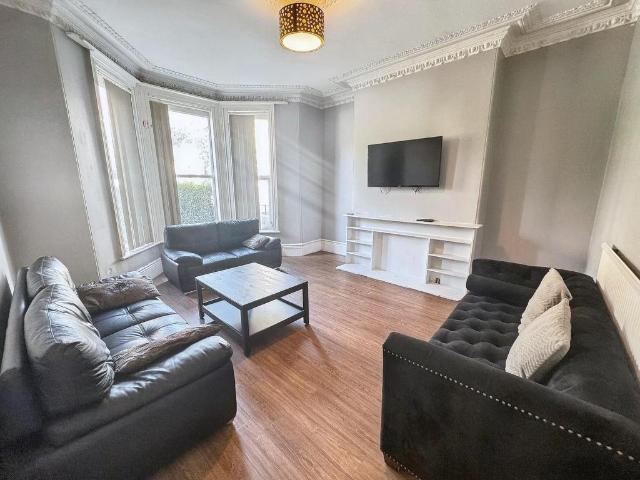 8 bedroom house to rent