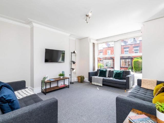 8 bedroom house to rent