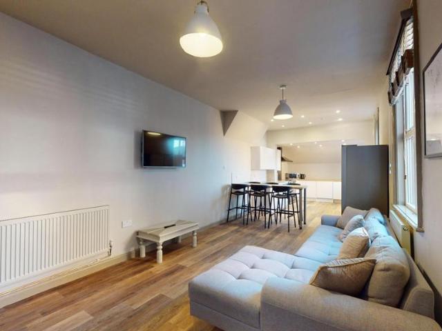 8 bedroom house to rent