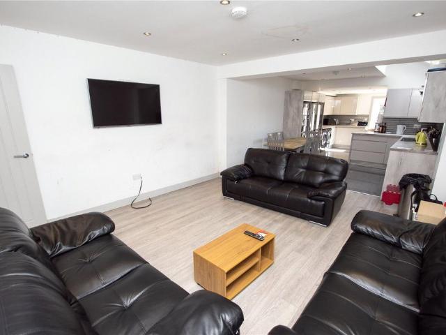 8 bedroom house to rent