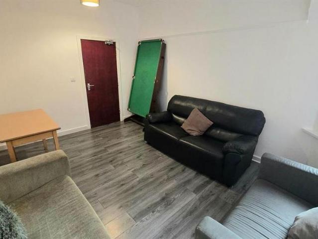 8 bedroom house to rent