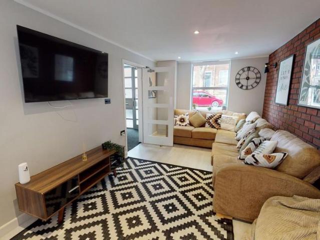 8 bedroom house to rent
