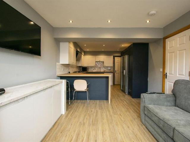 8 bedroom house to rent
