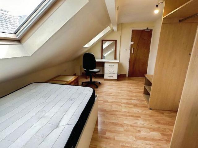 8 bedroom house to rent