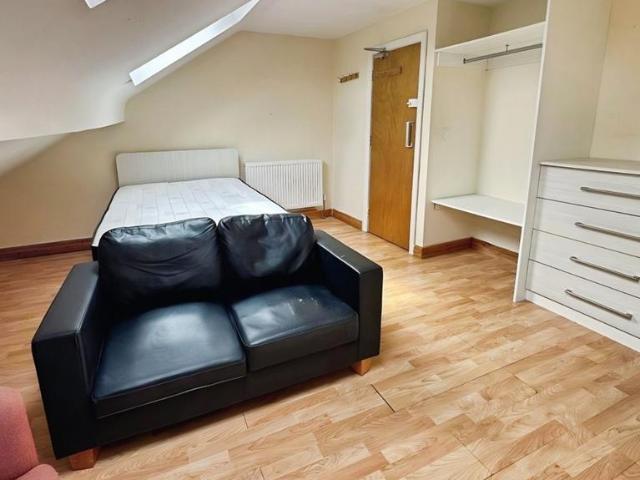 8 bedroom house to rent