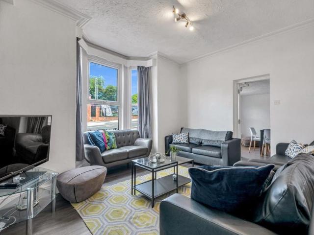8 bedroom house to rent