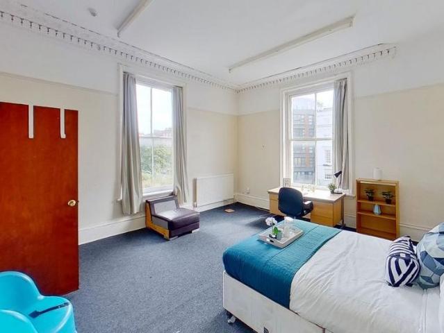 8 bedroom house to rent