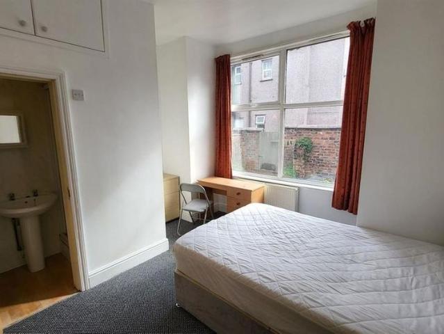 8 bedroom house to rent
