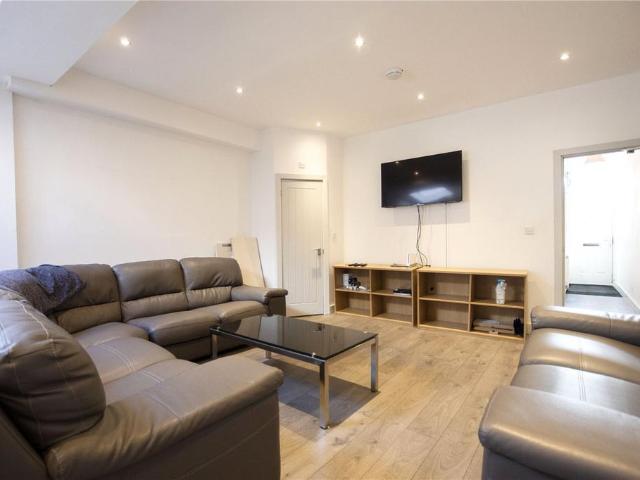 8 bedroom house to rent