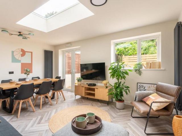 8 bedroom house to rent