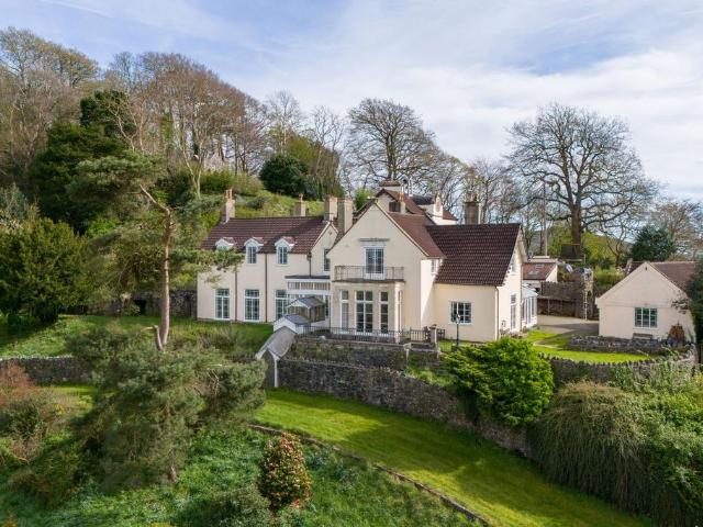 8 bedroom link detached house for sale