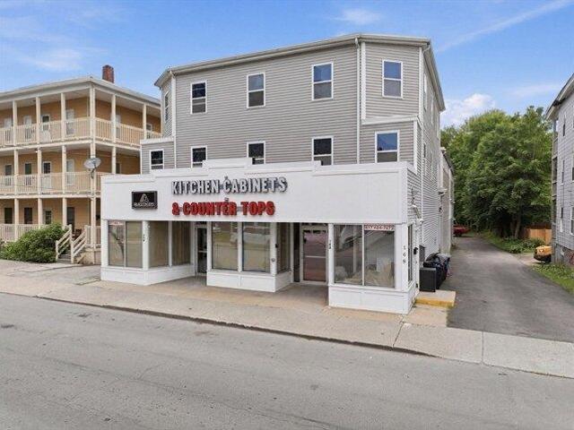 8 bedroom, Southbridge MA 01550 104114997
