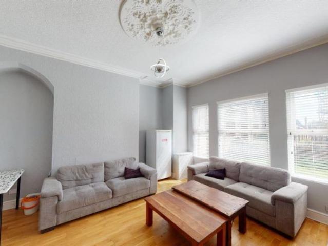 8 bedroom semi detached villa to rent