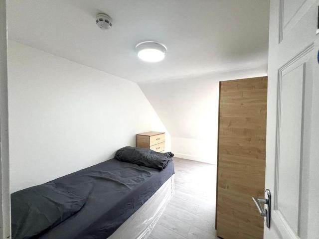 8 bedroom semi detached house to rent