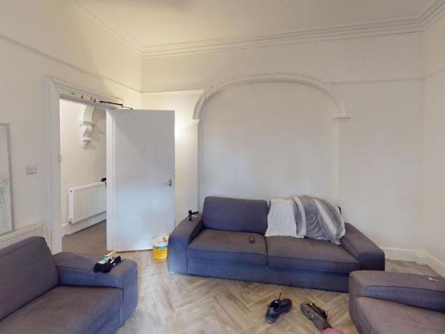 8 bedroom semi detached house to rent