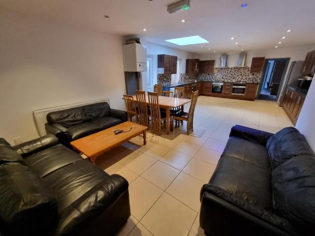 8 bedroom semi detached house to rent