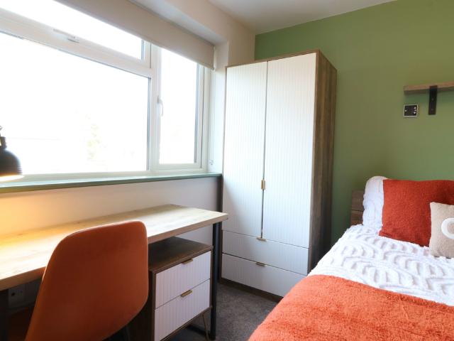 8 bedroom semi detached house to rent