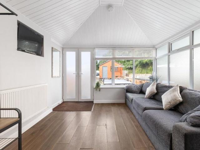 8 bedroom semi detached house to rent