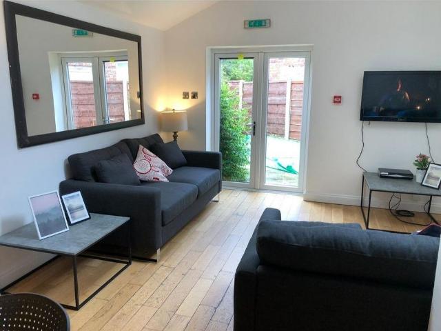 8 bedroom semi detached house to rent