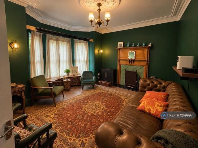 8 bedroom semi detached house to rent