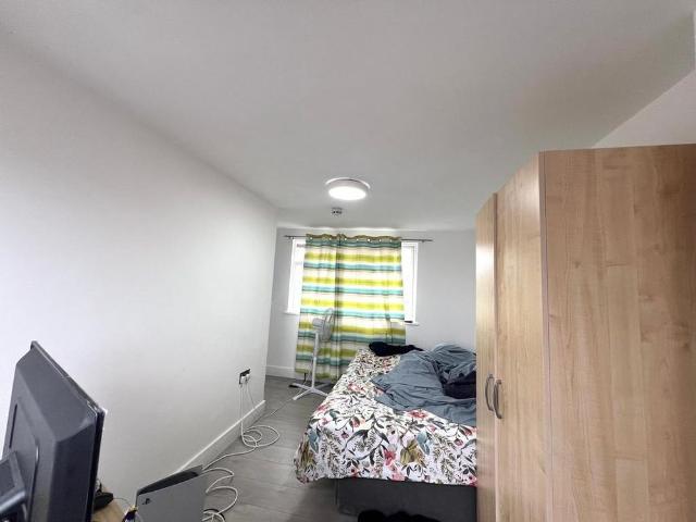 8 bedroom semi detached house to rent