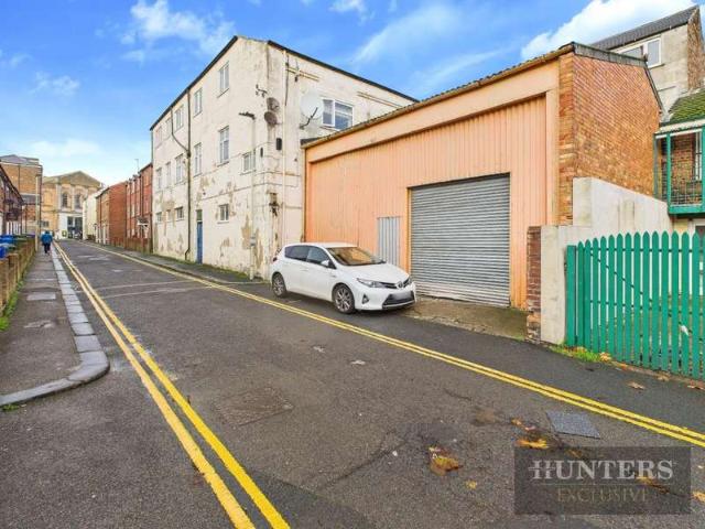 8 Bedroom Studio Flat