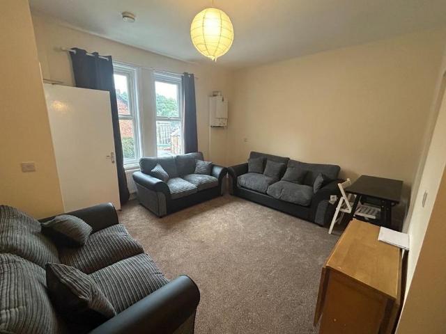 8 bedroom private hall to rent