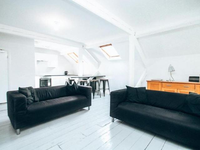 8 bedroom private hall to rent