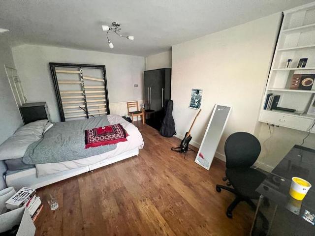 8 bedroom private hall to rent