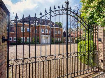 8 bedroom property to let in Queens Drive, Oxshott, Leatherhead, Surrey, KT22 £20,000 pcm