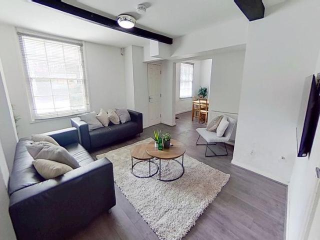 8 bedroom townhouse to rent