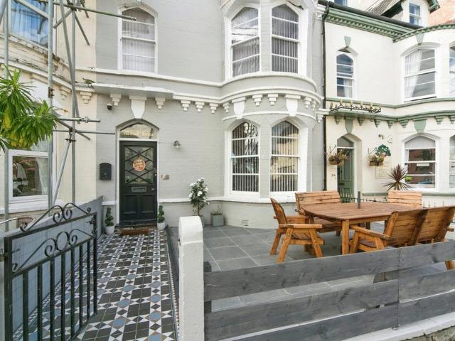 8 bedroom terraced house for sale