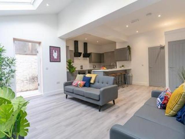 8 bedroom Terraced House To Let