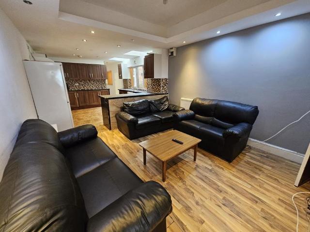 8 bedroom terraced house to rent