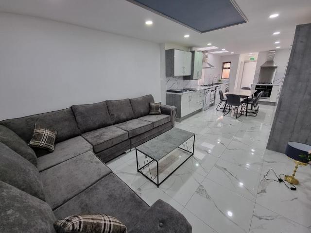 8 bedroom terraced house to rent