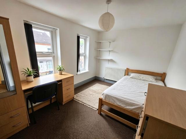 8 bedroom terraced house to rent