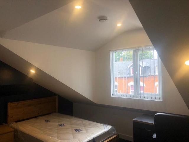 8 bedroom terraced house to rent