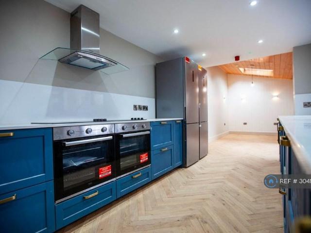 8 bedroom terraced house to rent