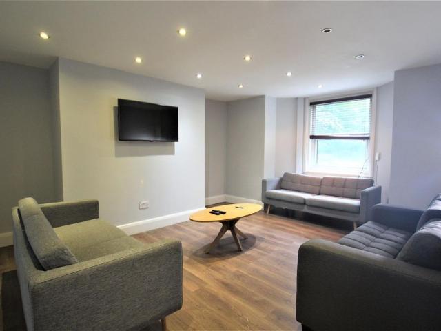 8 bedroom terraced house to rent
