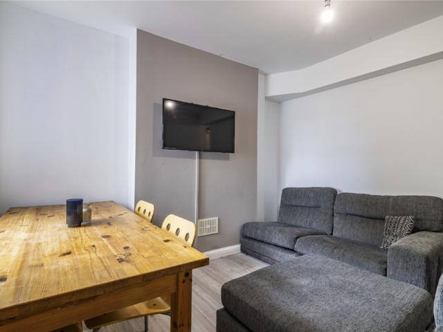 8 bedroom terraced house to rent