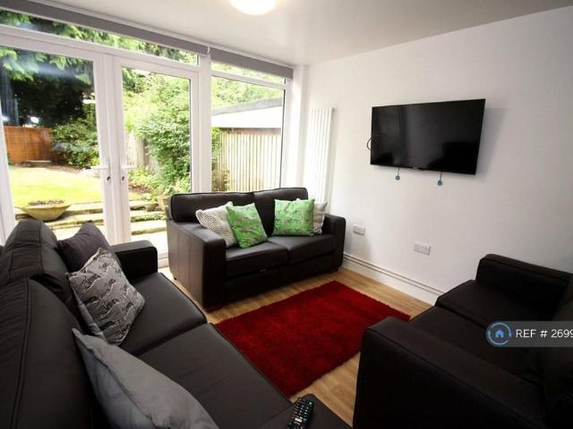 8 bedroom terraced house to rent