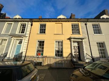 8 bedroom terraced house to rent