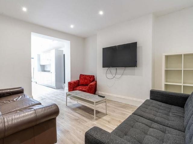 8 bedroom terraced house to rent