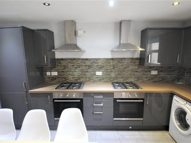 8 bedroom terraced house to rent