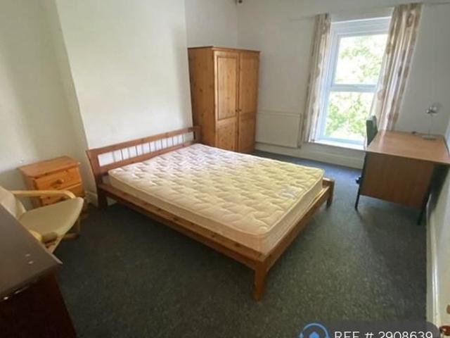 8 bedroom terraced house to rent