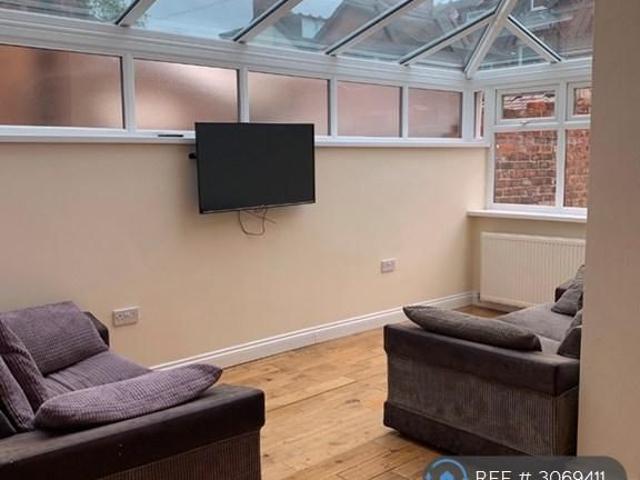 8 bedroom terraced house to rent