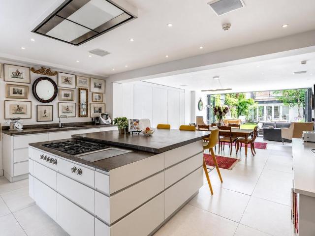8 bedroom terraced house to rent