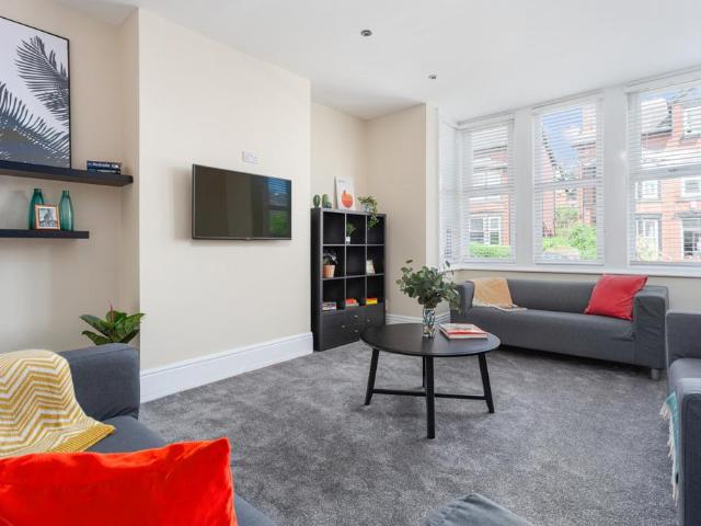 8 bedroom terraced house to rent